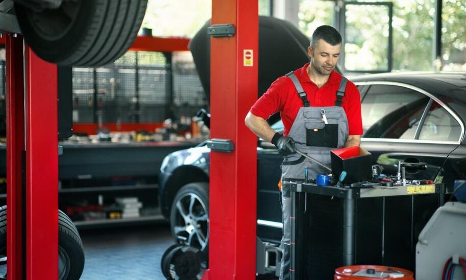 Czym różnią się przeglądy bieżące od okresowych w kontekście serwisu samochodowego?