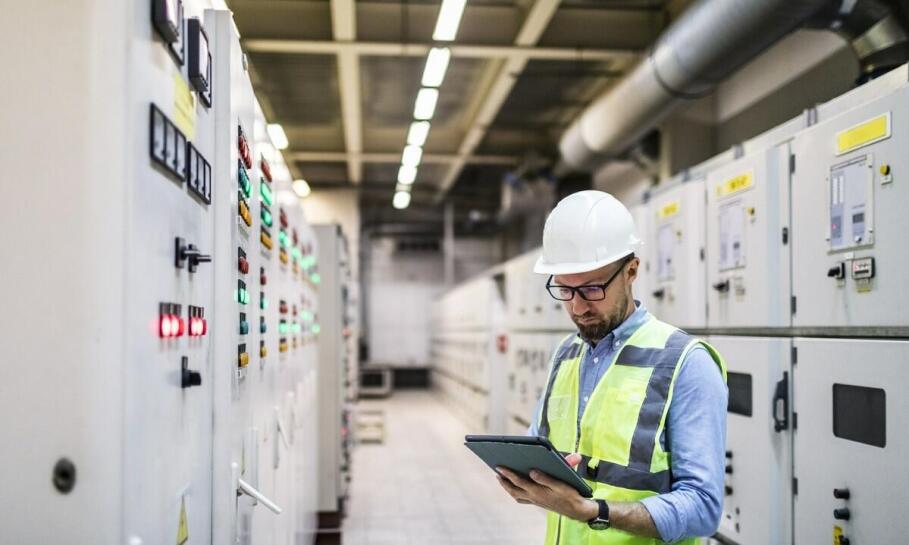 Jak serwis baterii trakcyjnych przyczynia się do bezpieczeństwa w magazynach?