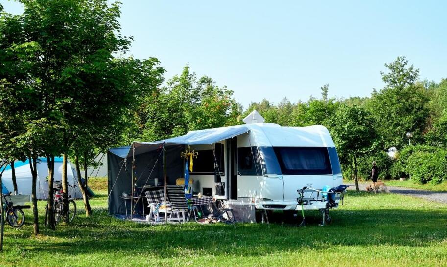 Ile kosztuje postawienie przyczepy kempingowej nad jeziorem?