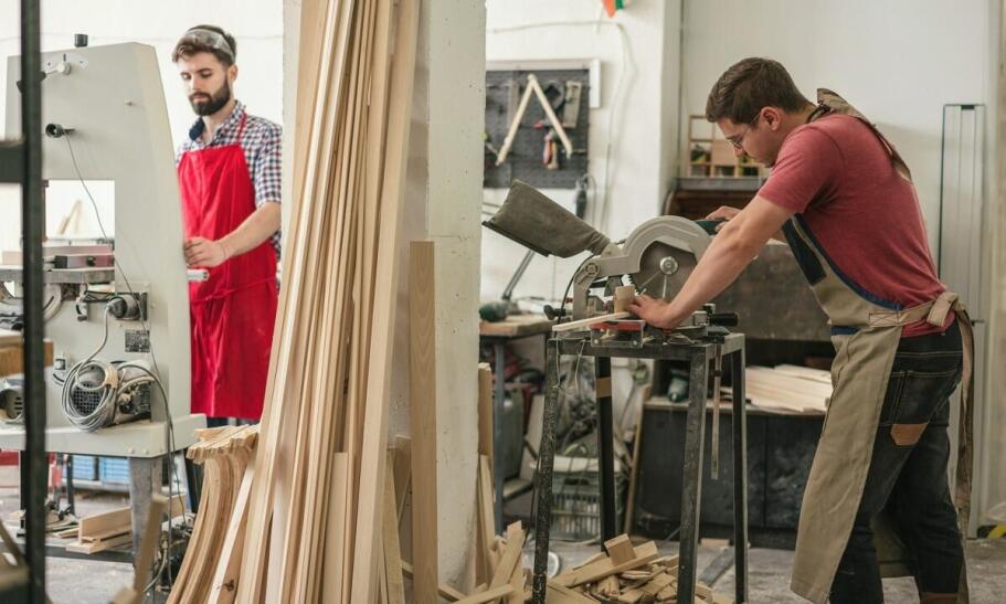 Jakie innowacje wprowadza solidny stolarz do projektów na wymiar?