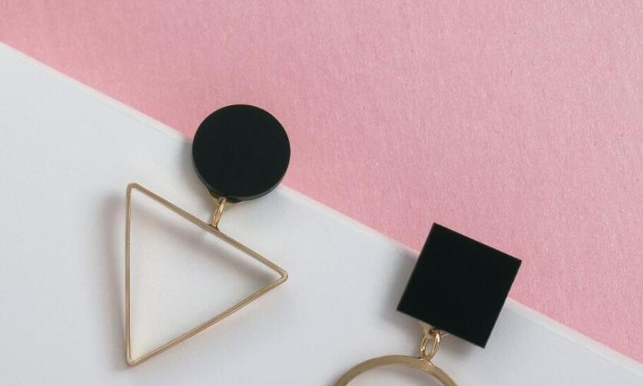 Moda na minimalizm: kolczyki kółka małe srebrne w roli głównej