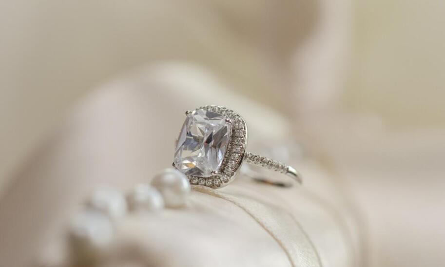 Jakie kamienie naturalne wybierać do pierścionków zaręczynowych?