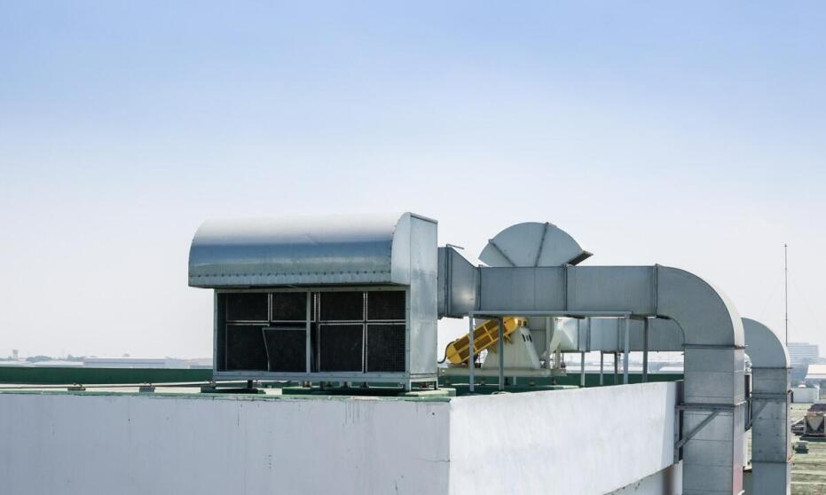 Jak systemy filtrowentylacyjne wspierają bezpieczeństwo w halach produkcyjnych?