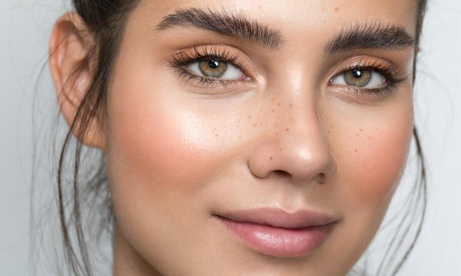 Laminacja brwi – dlaczego warto skorzystać z tego zabiegu w salonie kosmetycznym?