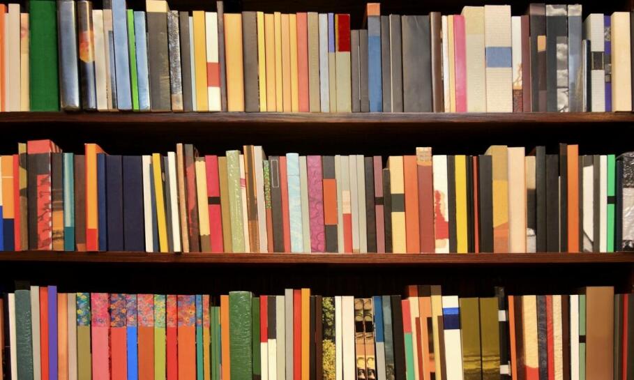 Jak wybrać idealne oświetlenie dla biblioteczek z drewna?