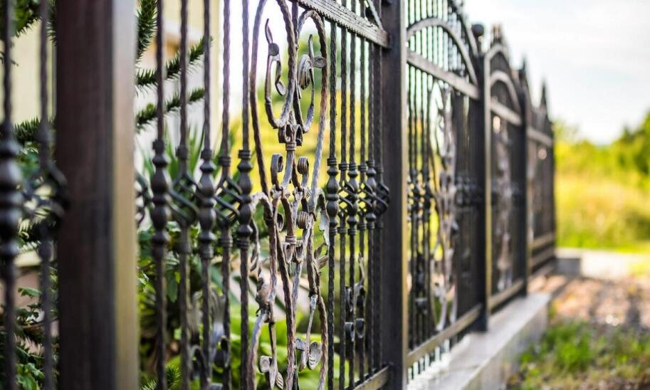 Rola akcesoriów w poprawie bezpieczeństwa ogrodzeń z siatki