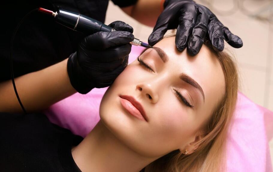 Kurs makijażu permanentnego brwi: inwestycja w przyszłość zawodową