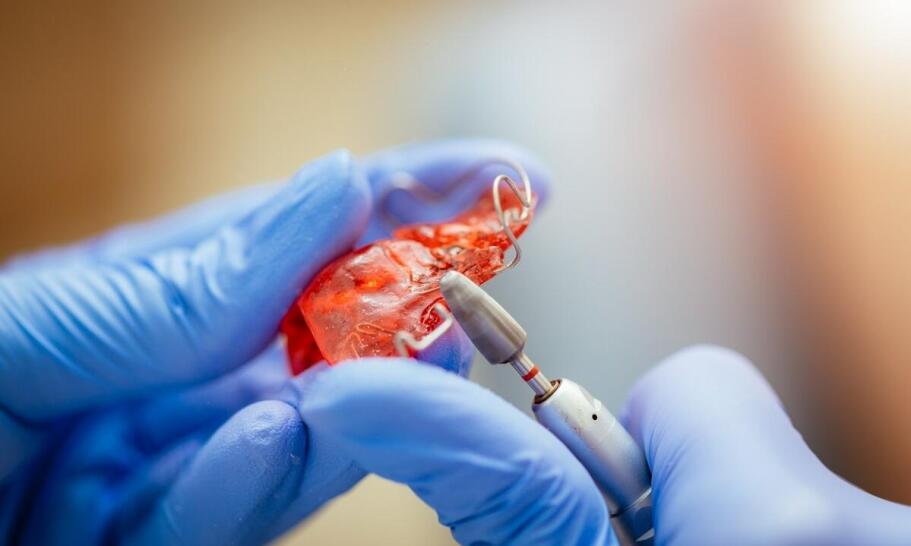 Aparaty stałe i alignery – które rozwiązanie wybrać w Face Dental?