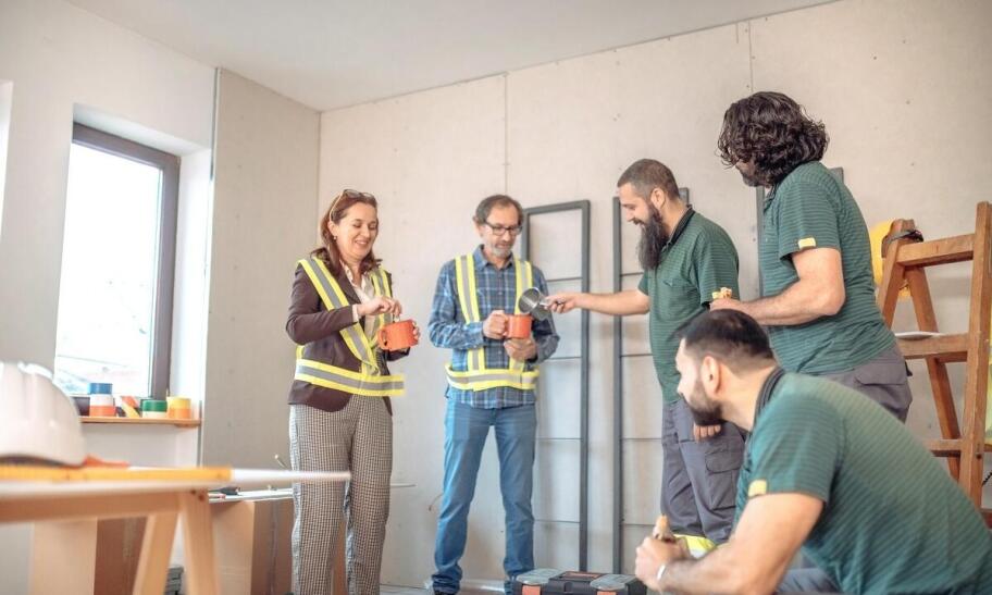 Dlaczego regularne szkolenia BHP są kluczowe dla małych i średnich przedsiębiorstw?