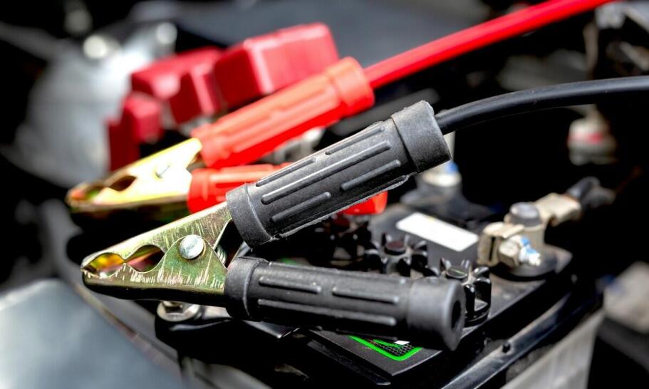 Jak specyfikacje techniczne wpływają na wybór akumulatora?