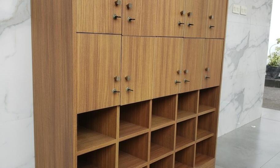 Zalety indywidualnego dopasowania drewnianych mebli do wnętrza