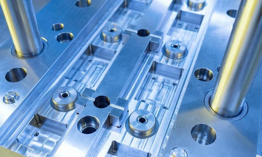 Precyzyjna obróbka metali - co oznacza dla jakości form wtryskowych?
