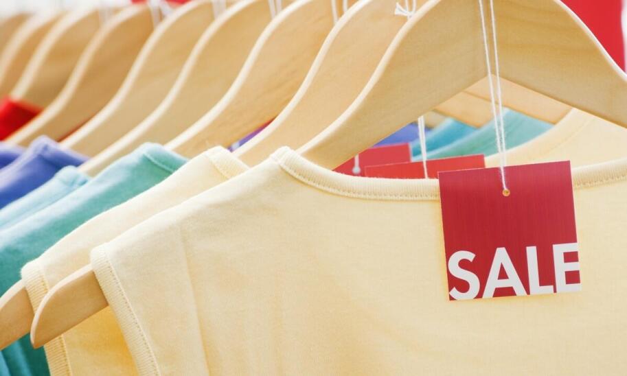 Koszulki unisex z nadrukami: od casualu po eleganckie stylizacje