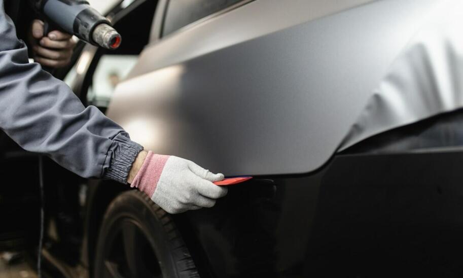 Jak uniknąć problemów z odklejaniem folii po zmianie koloru auta?