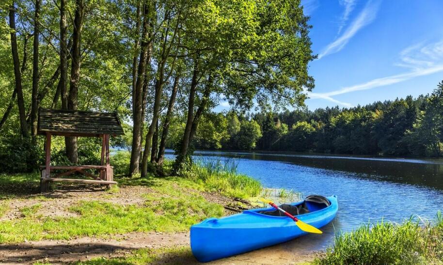 Wynajem kajaków w Radawie – jak planować wakacyjne atrakcje wodne?
