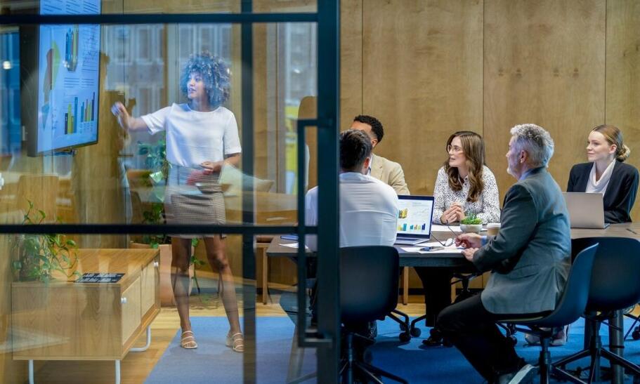 Jakie są korzyści z rezerwacji sali szkoleniowej z noclegiem?