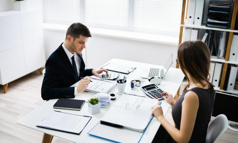 W jaki sposób biuro rachunkowe może pomóc w efektywnym zarządzaniu kosztami operacyjnymi?