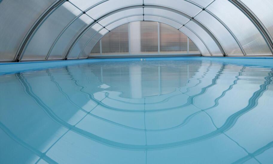 Dlaczego warto zainwestować w plandeki na baseny jako ochronę przed niekorzystnymi warunkami pogodowymi?