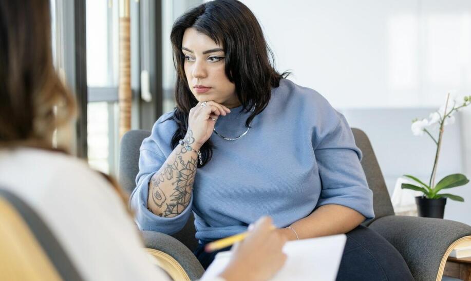 Jak psychoterapia indywidualna pomaga w radzeniu sobie z kryzysami życiowymi?