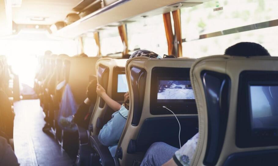 Wypożyczalnia busów a transport na obozy młodzieżowe - na co zwrócić uwagę?