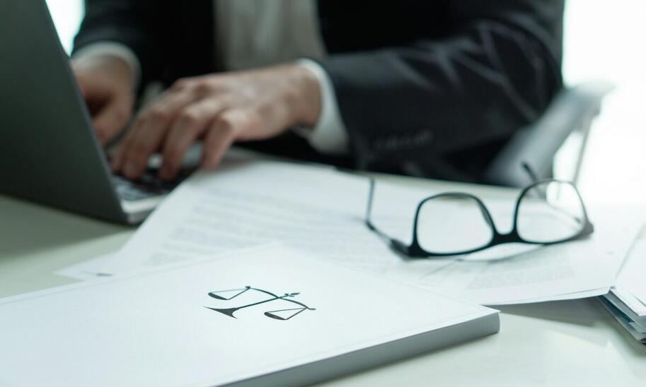 Jakie korzyści płyną z zatrudnienia adwokata w sprawach cywilnych?