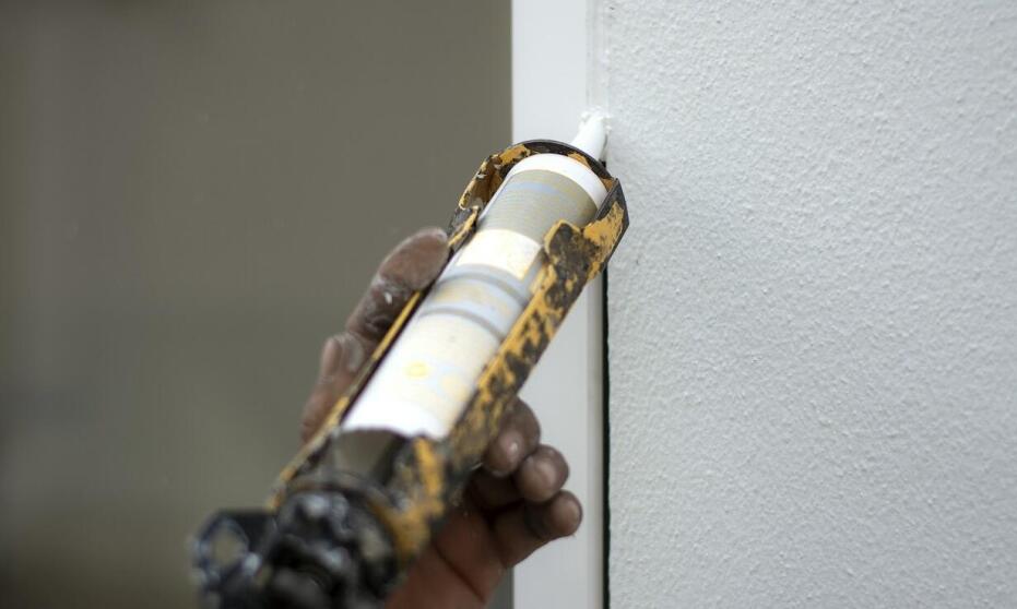 Jak pianki montażowe zwiększają efektywność prac budowlanych?