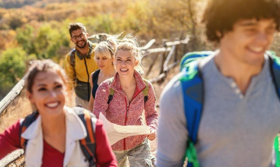 Zalety aktywnego wypoczynku w hotelu nad morzem: od Nordic Walking do siłowni