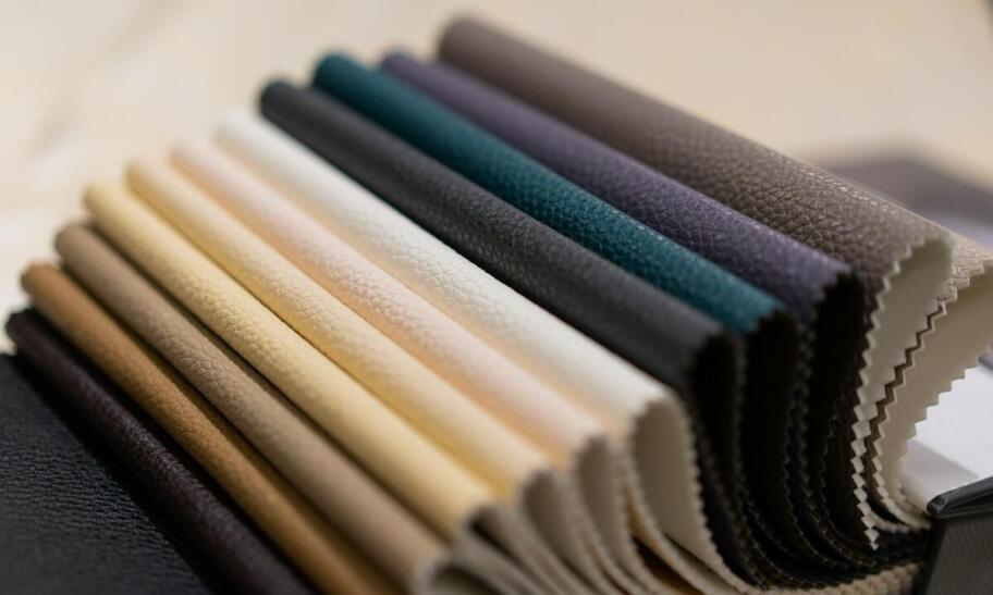 Właściwości fizeliny tapicerskiej, które czynią ją idealnym wyborem dla tapicerów