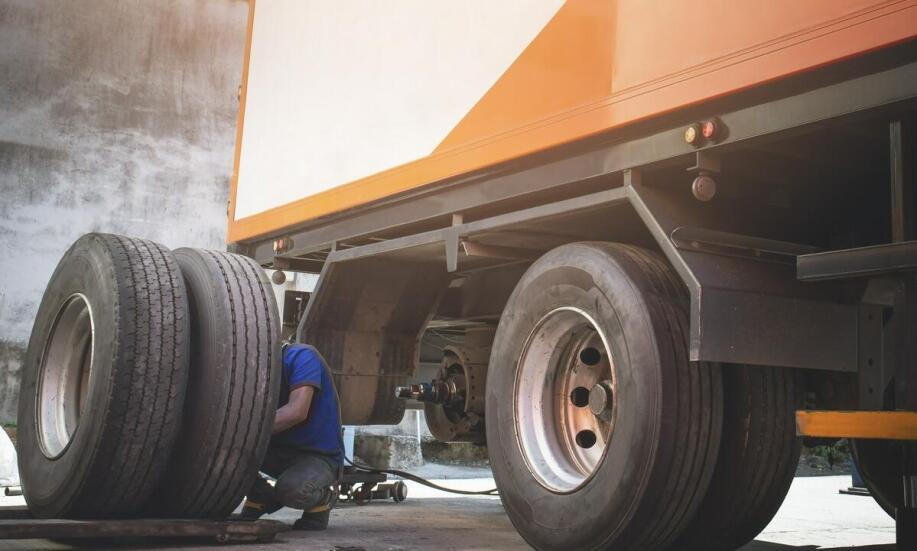 Mobilny serwis opon – jak zapewnia ciągłość pracy maszyn budowlanych?