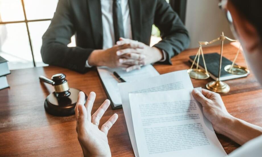 Znaczenie współpracy z notariuszami i komornikami dla kompleksowej obsługi prawnej