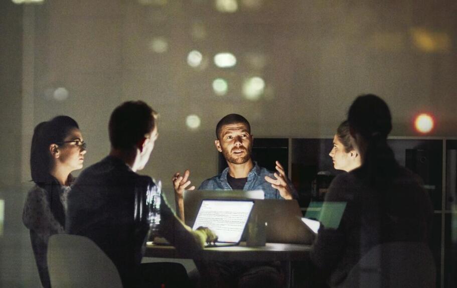 Jak organizować webinaria, które przyciągają uwagę nauczycieli?