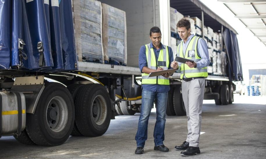 Jakie są najważniejsze standardy obsługi klienta w transporcie ciężarowym HDS?