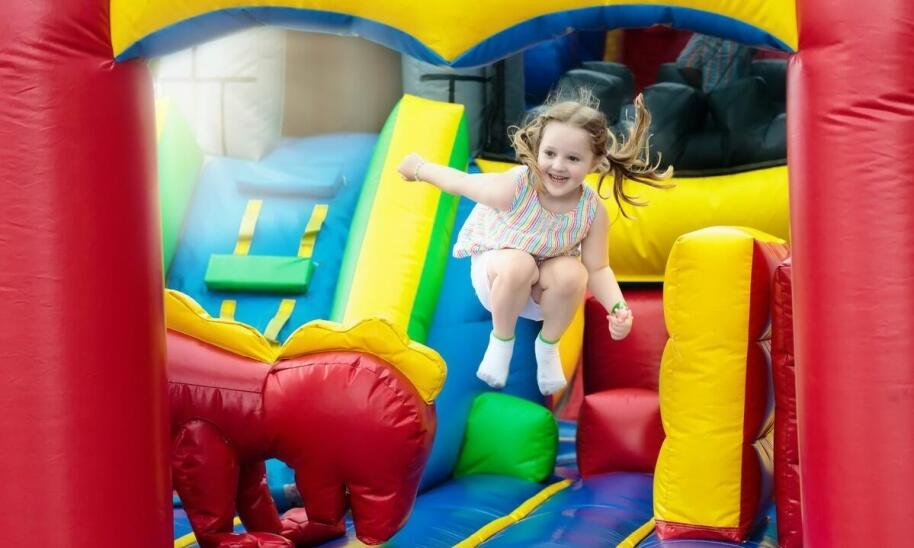 Jak wynajem dmuchańców wpływa na atmosferę imprez plenerowych?