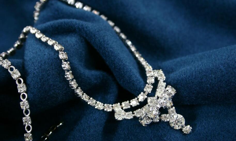 Srebrne łańcuszki z zawieszkami – uniwersalny dodatek dla każdego