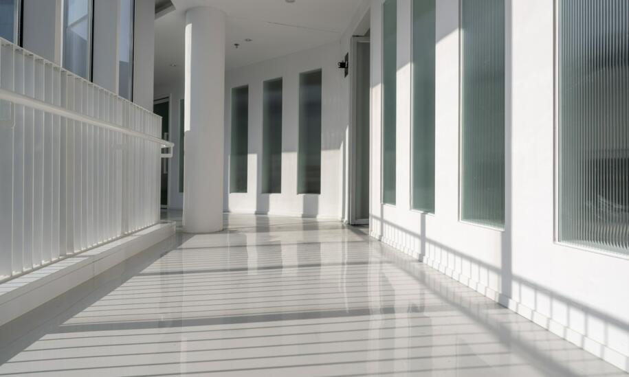 Posadzki żywiczne a ich wpływ na bezpieczeństwo użytkowników