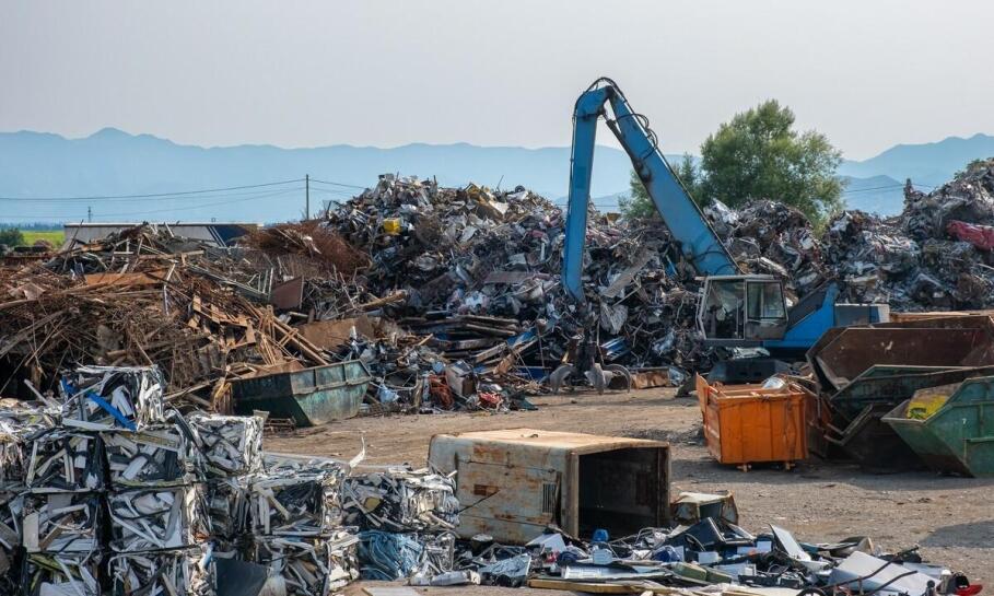 Proces odbioru pełnego kontenera na złom – co warto wiedzieć?