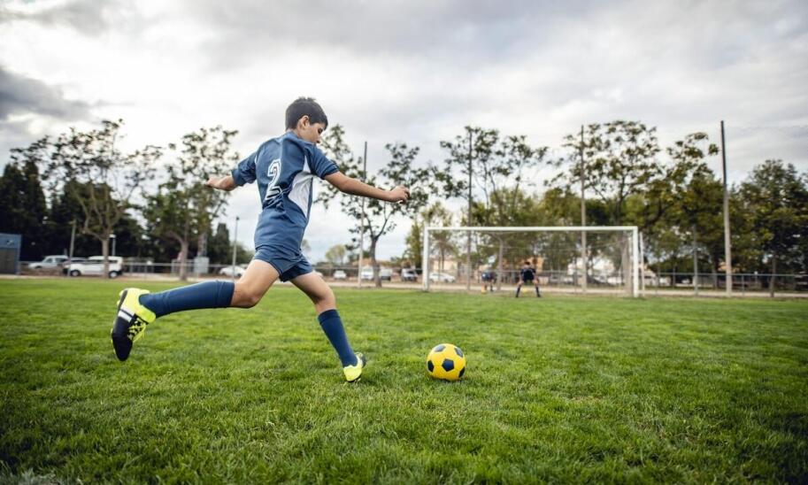 Jakie są zalety uczestnictwa w obozach z dostępem do nowoczesnych udogodnień?