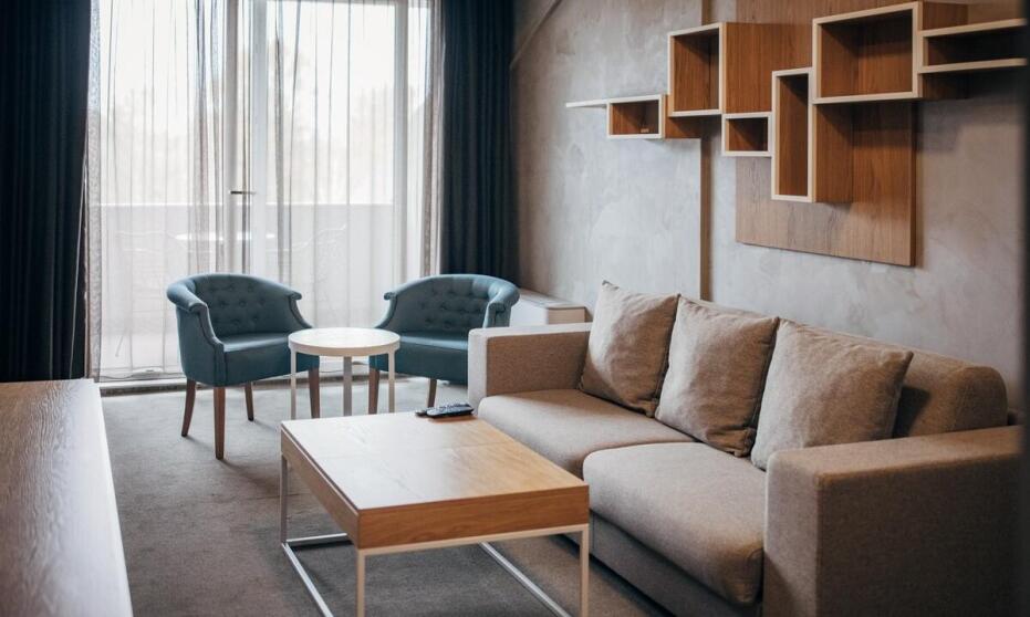 Stoły z drewna jako element wystroju przestrzeni komercyjnych