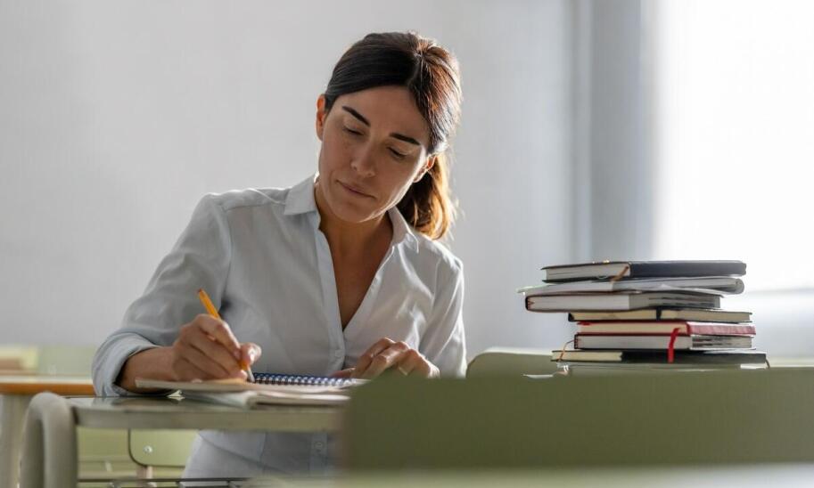 Jakie ćwiczenia sprawdzające wiedzę oferują kursy online dla ósmoklasistów?