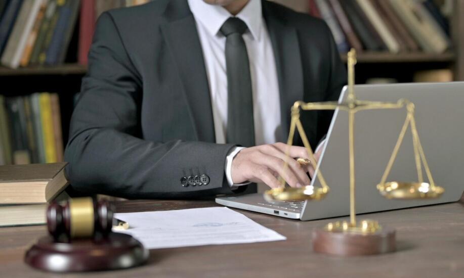 Wsparcie prawne w sporach sądowych – dlaczego warto mieć adwokata?