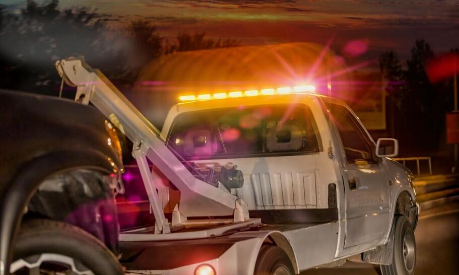 Pomoc drogowa w nagłych wypadkach: Jakie działania podejmuje, aby zapewnić bezpieczeństwo na drodze?