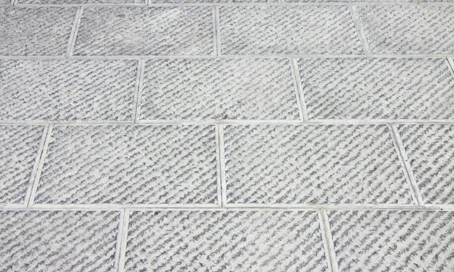 Jakie są zalety posadzek antypoślizgowych w przestrzeniach publicznych?