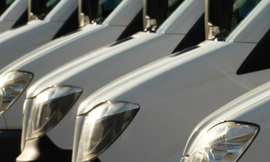 Jakie korzyści niesie zakup samochodu dostawczego z nowoczesnymi systemami bezpieczeństwa?