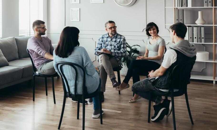 Jak ośrodki odwykowe pomagają pacjentom w odbudowie relacji interpersonalnych?