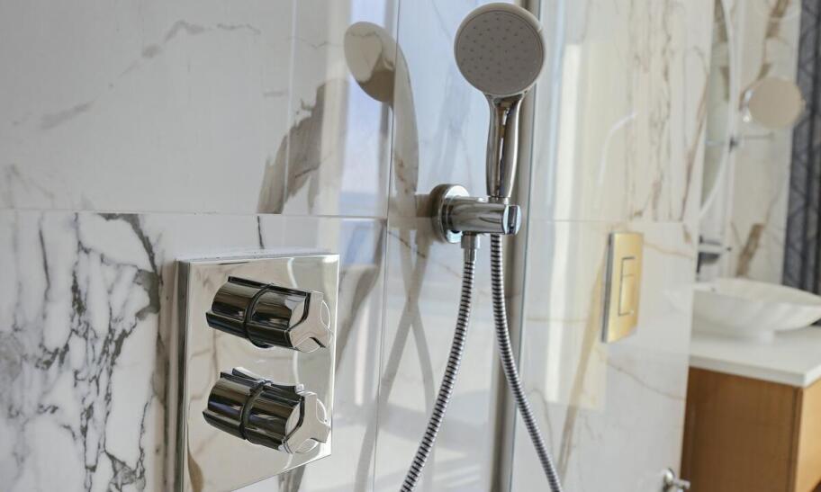 Zastosowanie szkła samoczyszczącego w kabinach prysznicowych