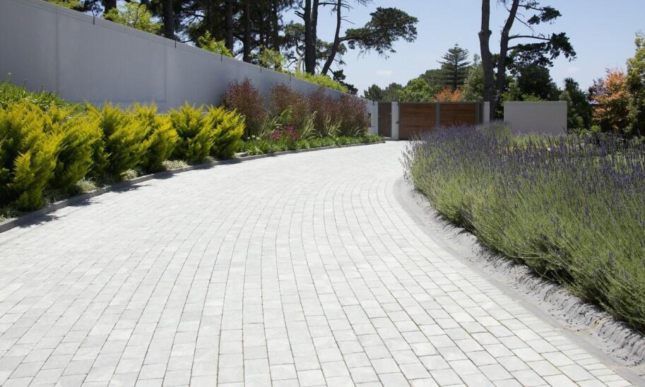 Jakie są najważniejsze zalety wyboru kostki brukowej na podjazdy?