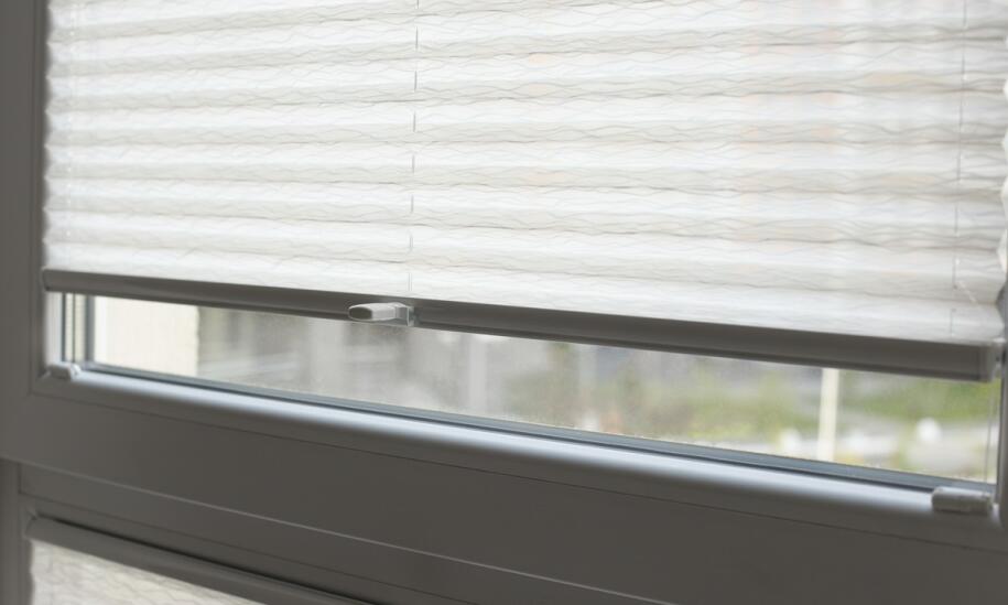 Jak rolety plisowane wpływają na efektywność energetyczną wnętrz?