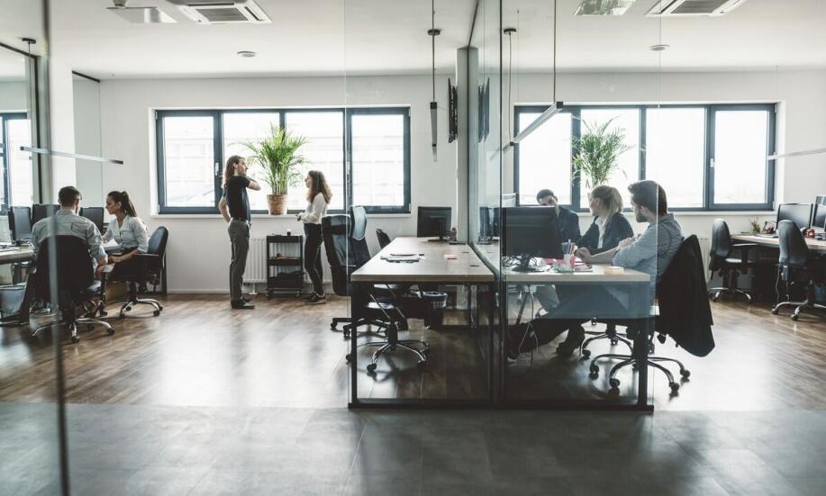 Jakie strategie przyjmują zrzeszenia właścicieli nieruchomości, aby zapewnić efektywność zarządzania?