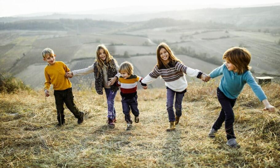 Jak uchwycić naturalne relacje między dziećmi podczas sesji ciążowej?