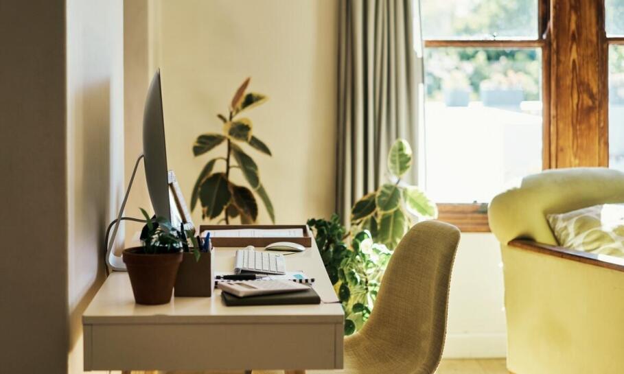 Jakie innowacje w biurkach pomagają w nauce o zdrowych warunkach pracy?